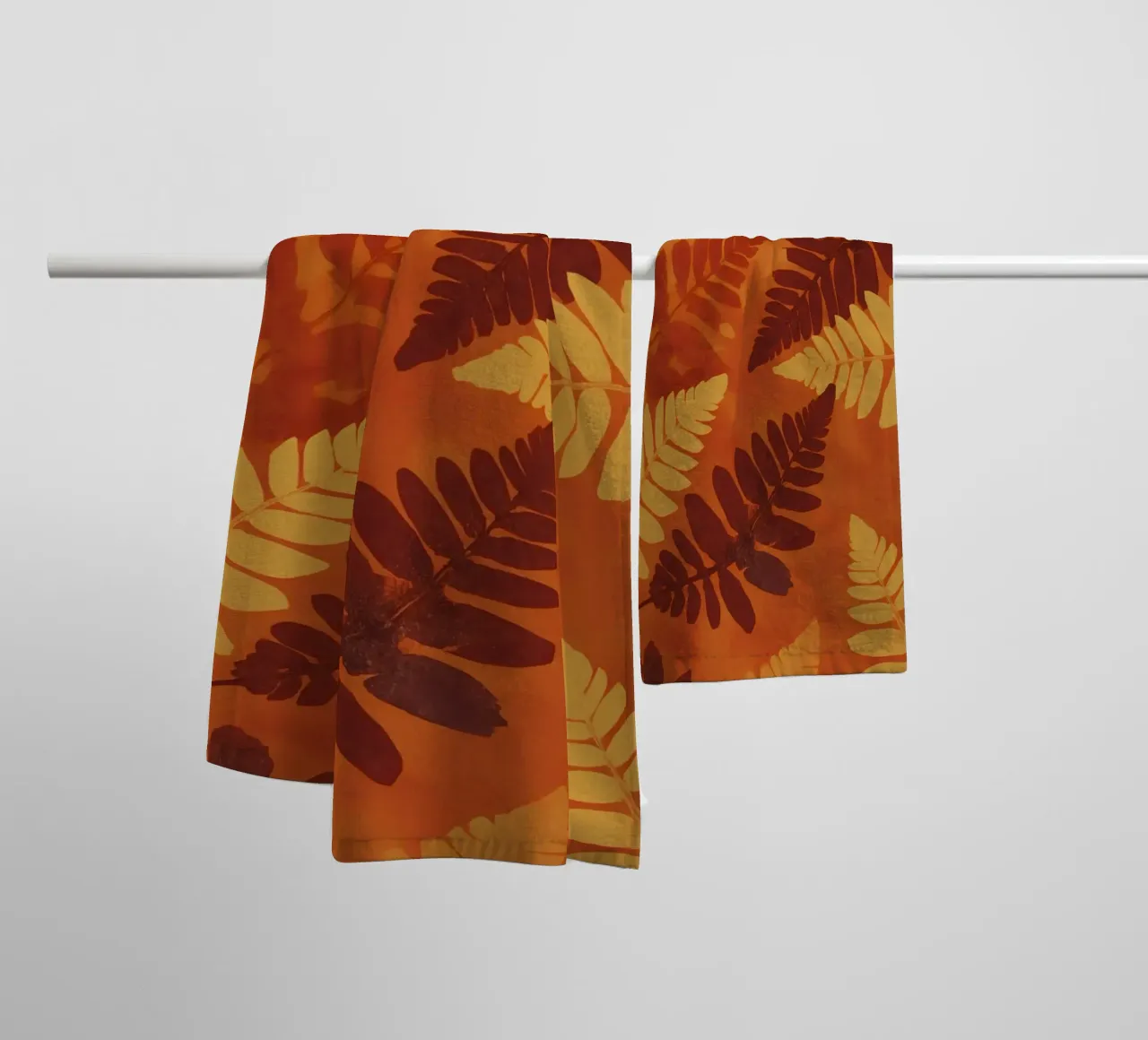Motif abstrait de fougères dans les tons orange et jaune serviette de bain de DesignDoodle