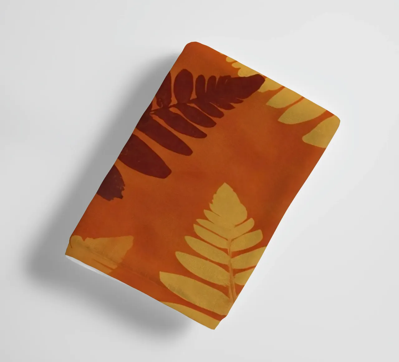 Motif abstrait de fougères dans les tons orange et jaune serviette de bain de DesignDoodle