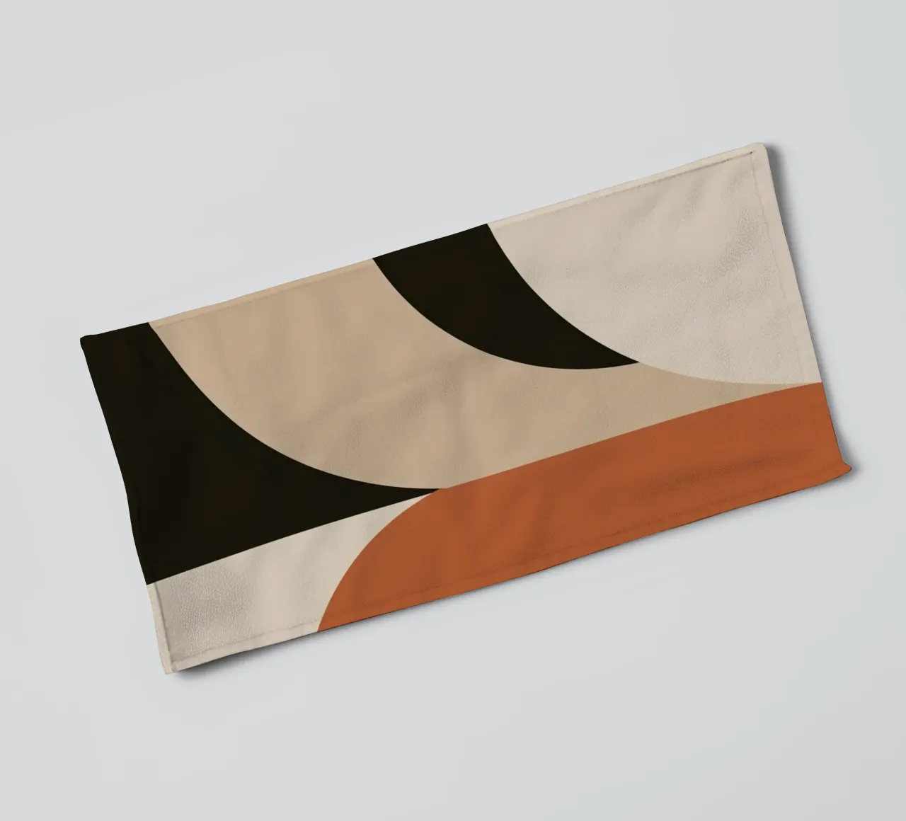 Composizione geometrica astratta con cerchi e rettangoli asciugamano da bagno da DesignDoodle