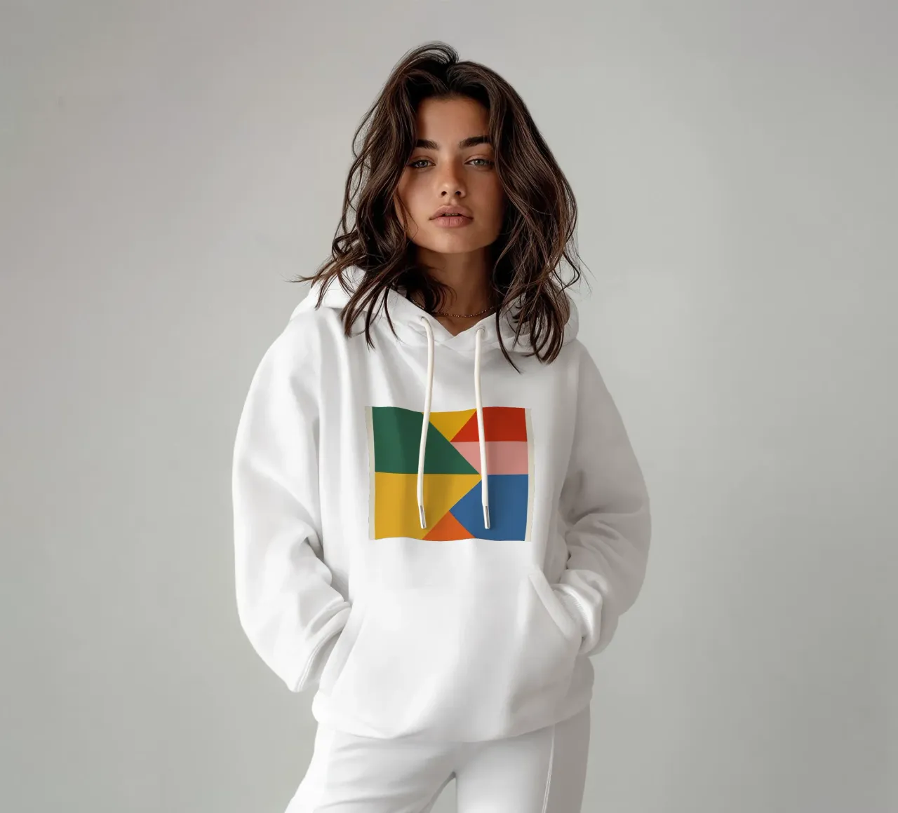 Composición geométrica abstracta con triángulos de colores sudadera con capucha de DesignDoodle