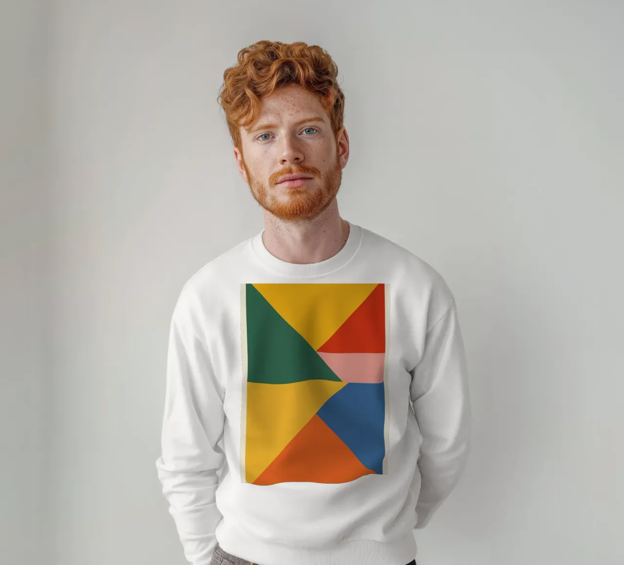 Composición geométrica abstracta con triángulos de colores sudadera de DesignDoodle
