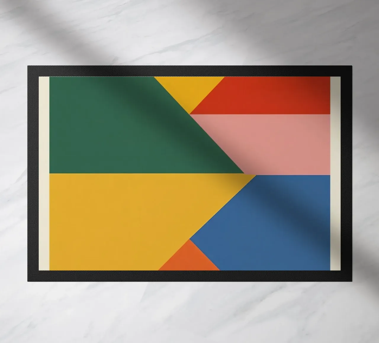 Composición geométrica abstracta con triángulos de colores felpudo de DesignDoodle