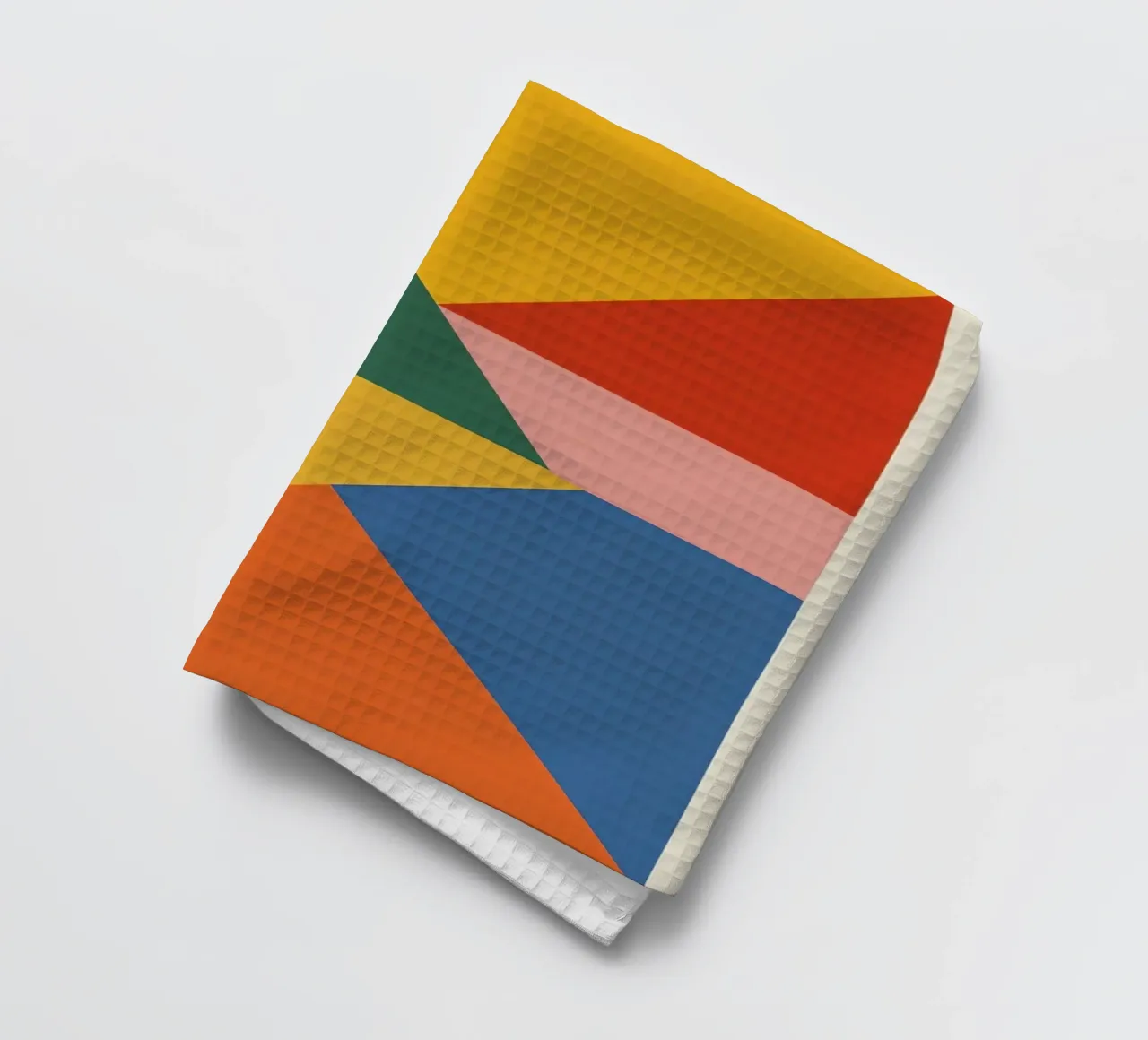 Composición geométrica abstracta con triángulos de colores paño de cocina de DesignDoodle