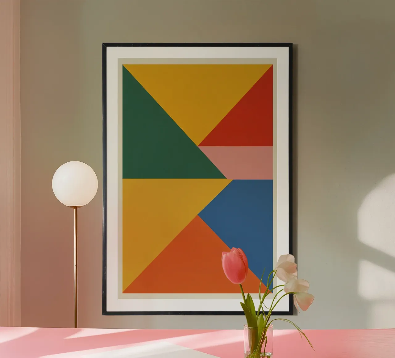 Composizione geometrica astratta con triangoli colorati poster con telaio in legno da DesignDoodle