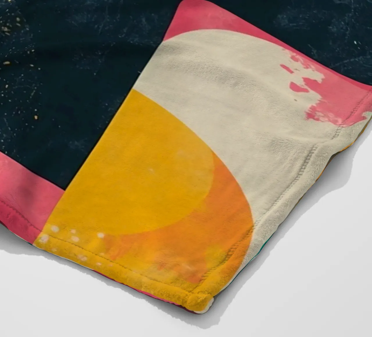 Abstraktes geometrisches Muster mit Quadraten, Dreiecken und Kreisen Fleecedecke von DesignDoodle