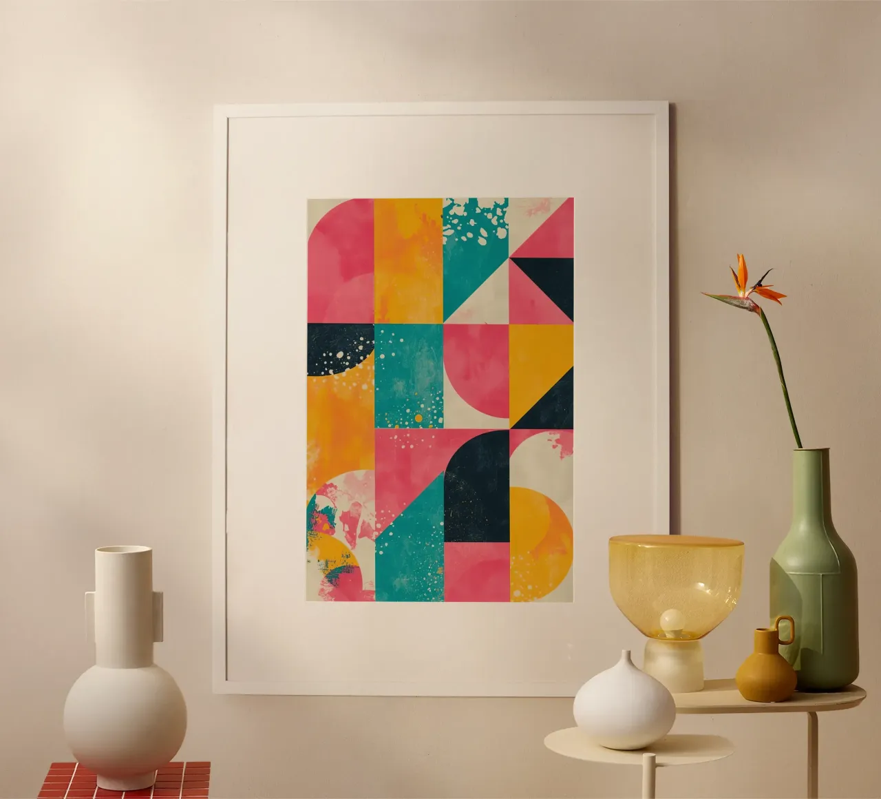 Patrón geométrico abstracto con cuadrados, triángulos y círculos poster con marco de madera de DesignDoodle