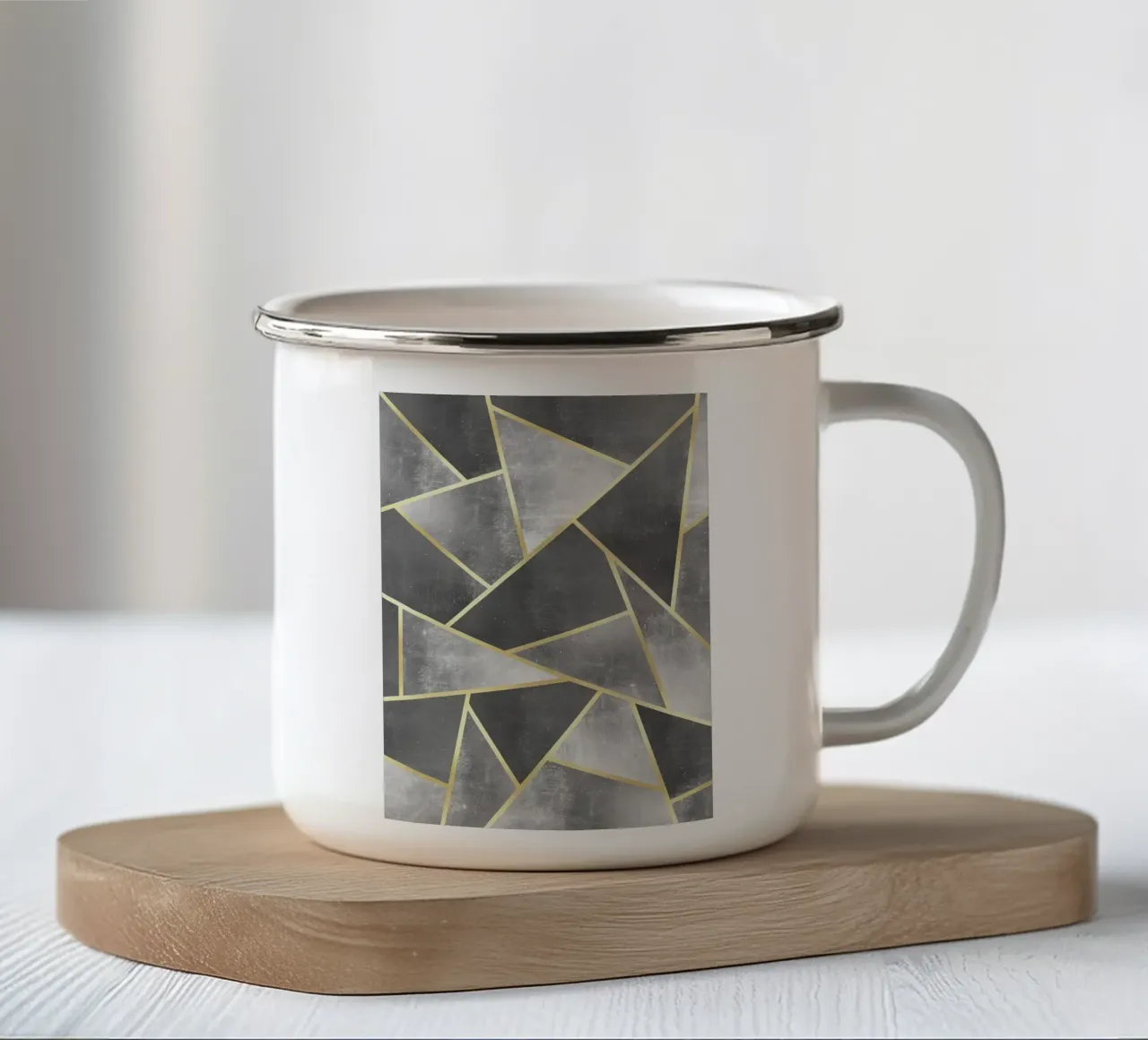 triangoli geometrici astratti linee d'oro tazza in smalto da Patrick M Gerber
