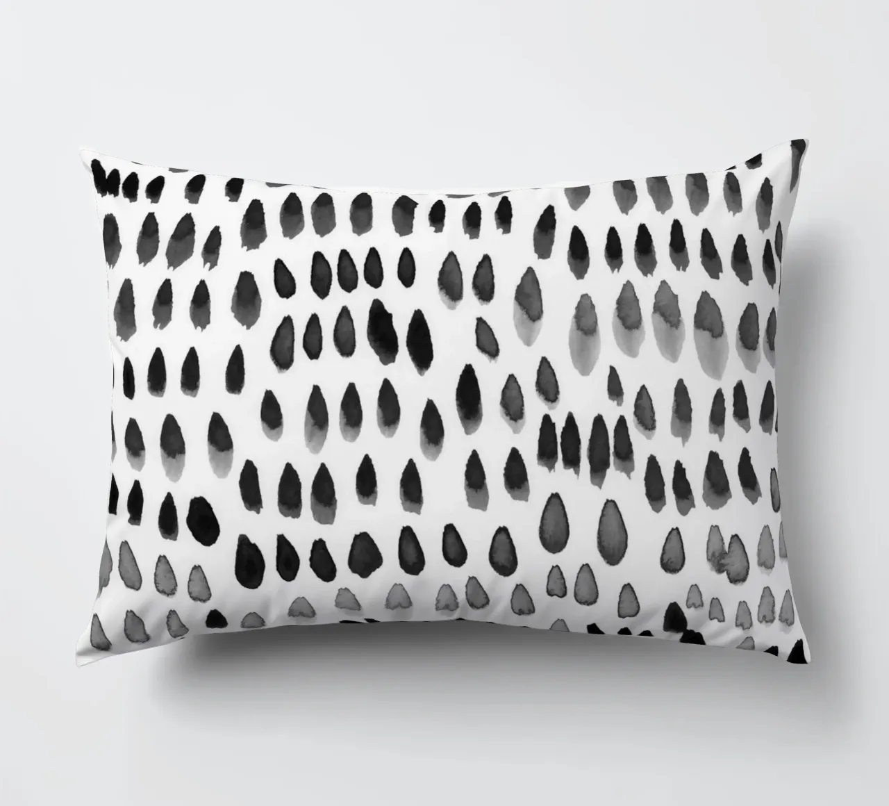 painted dots black cuscino da IRIS LEHNHARDT FINE ART