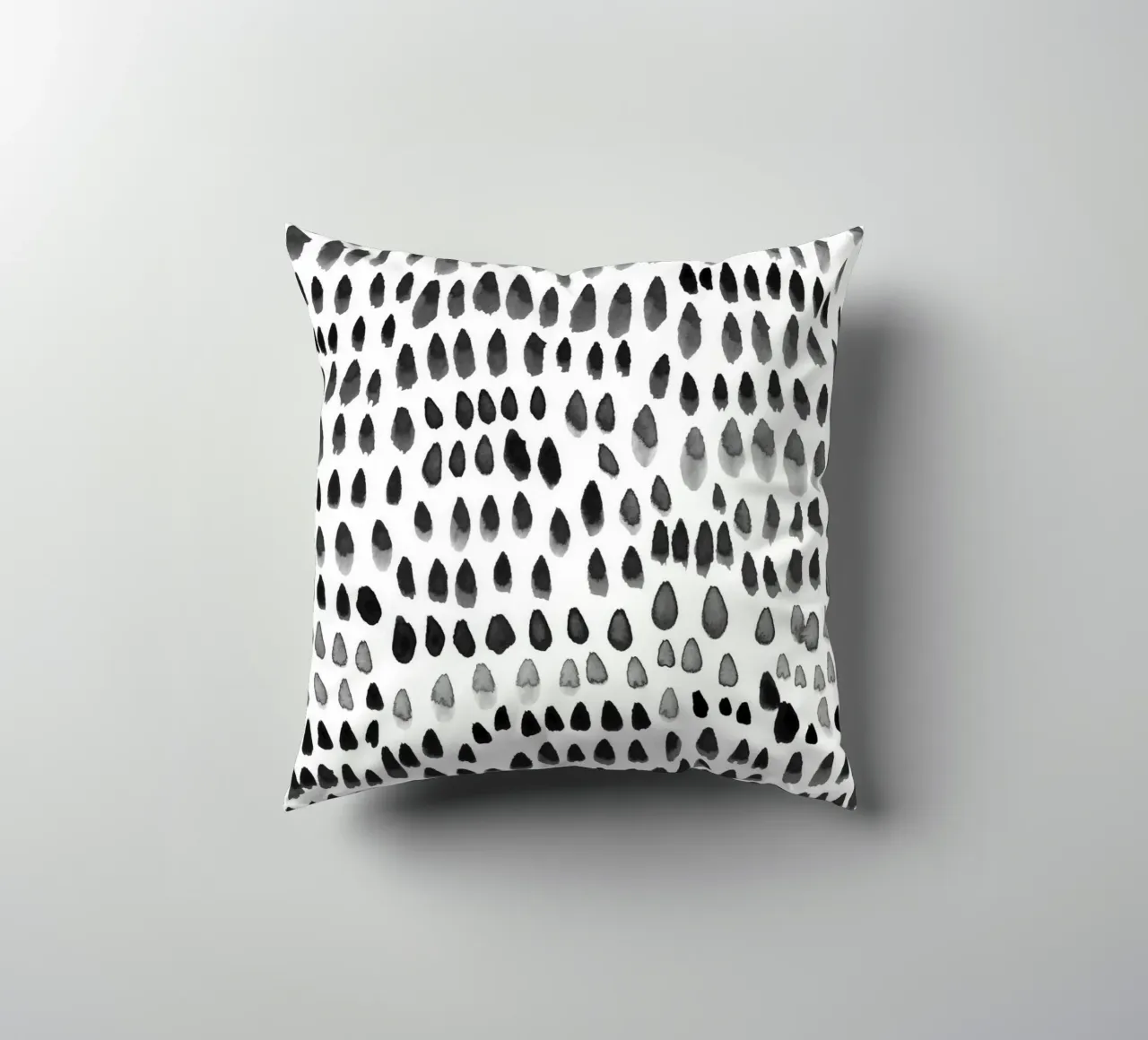 painted dots black cuscino da IRIS LEHNHARDT FINE ART