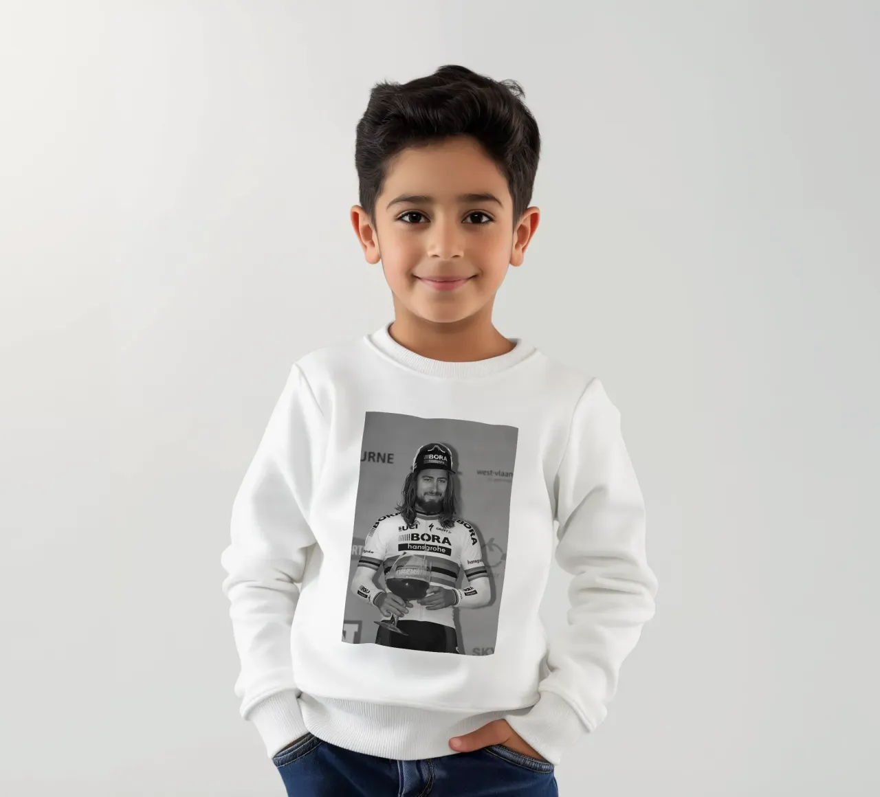 peter sagan con in mano il trofeo felpa bambino da addelia shope