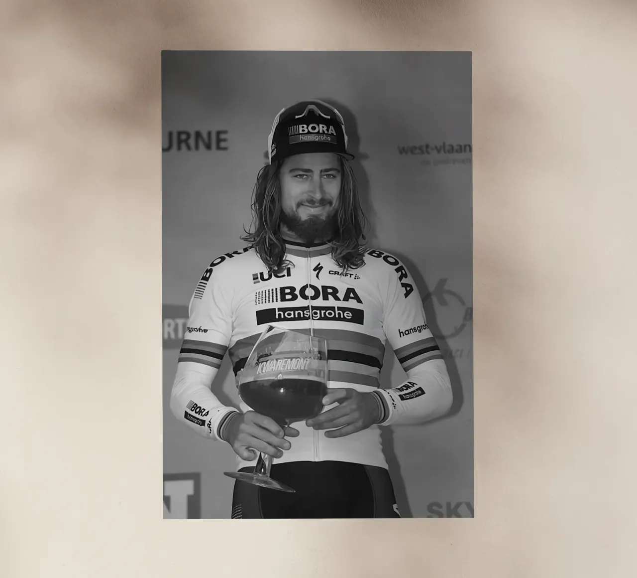 peter sagan con in mano il trofeo pellicola backlit da addelia shope