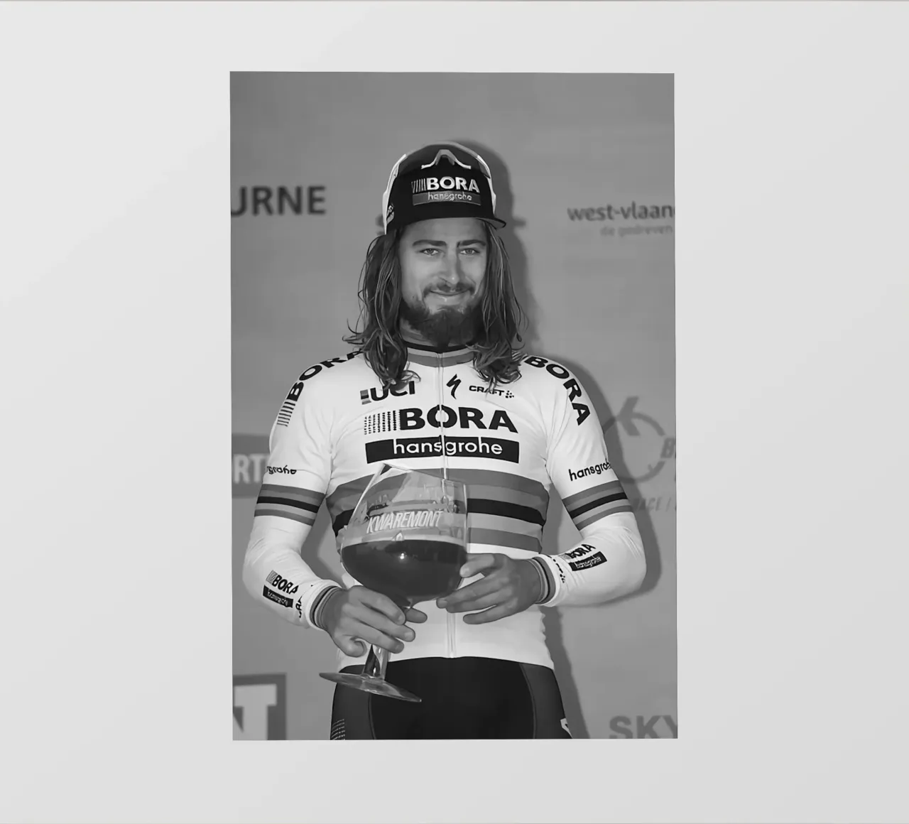 peter sagan con in mano il trofeo pellicola backlit da addelia shope
