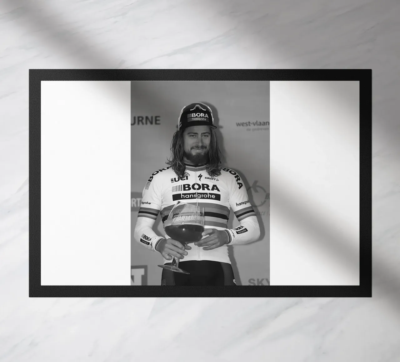 peter sagan con in mano il trofeo zerbino da addelia shope