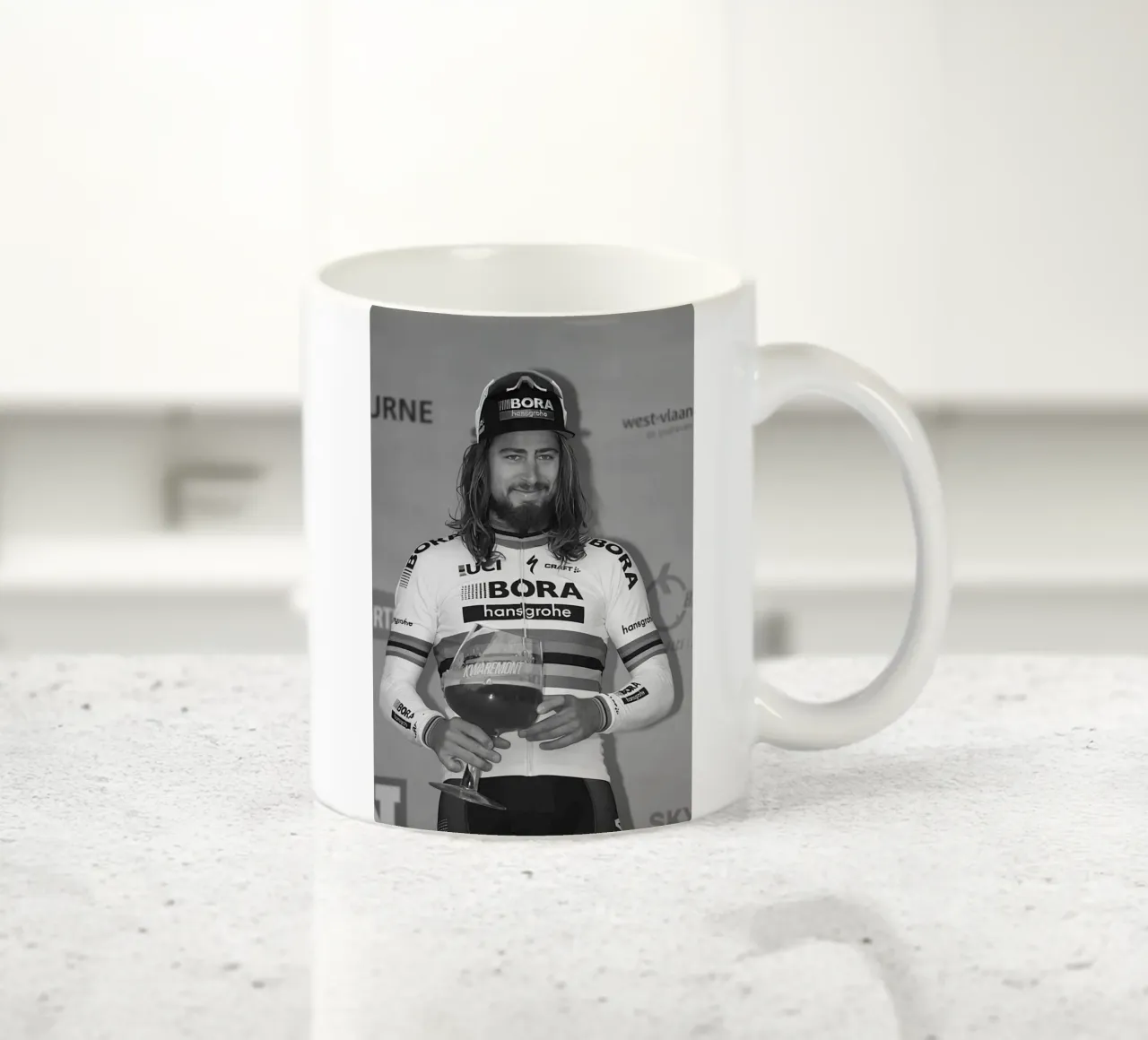 peter sagan con in mano il trofeo tazza in ceramica da addelia shope