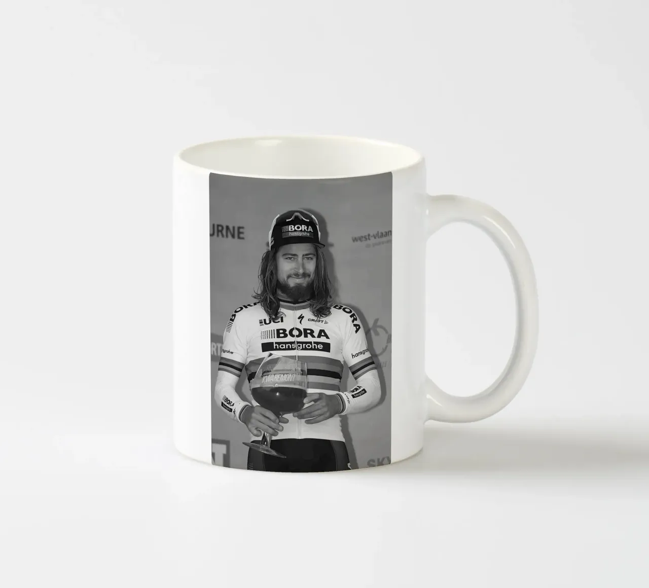 peter sagan con in mano il trofeo tazza in ceramica da addelia shope