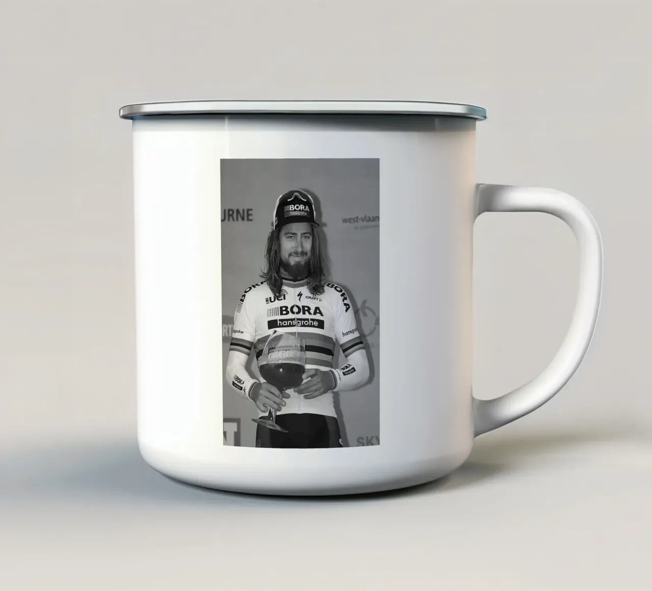 peter sagan con in mano il trofeo tazza in smalto da addelia shope