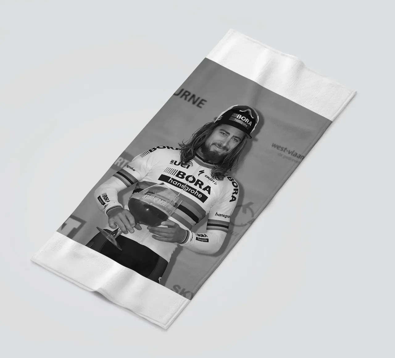peter sagan con in mano il trofeo telo mare da addelia shope