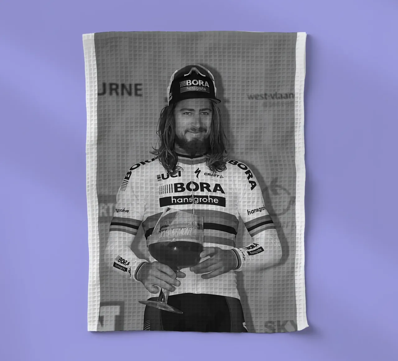 peter sagan con in mano il trofeo canovaccio da cucina da addelia shope