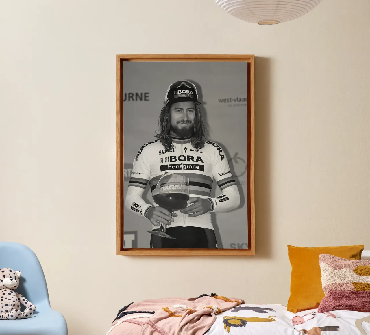 peter sagan con in mano il trofeo tela con Cornice a cassetta da addelia shope