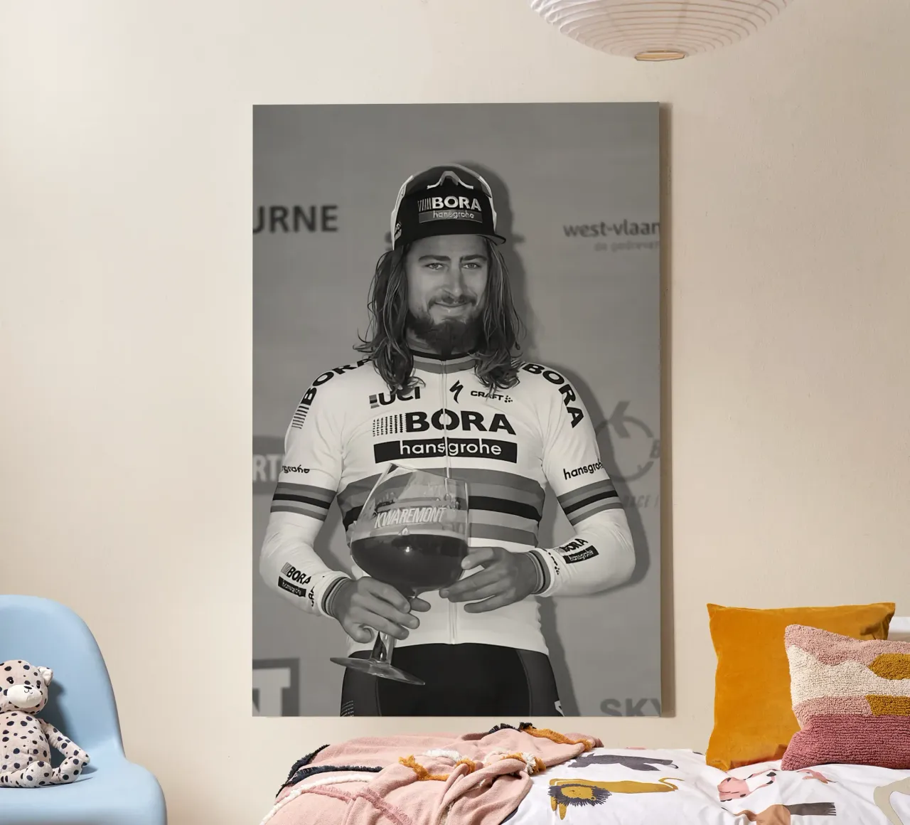 peter sagan con in mano il trofeo tela con Cornice a cassetta da addelia shope