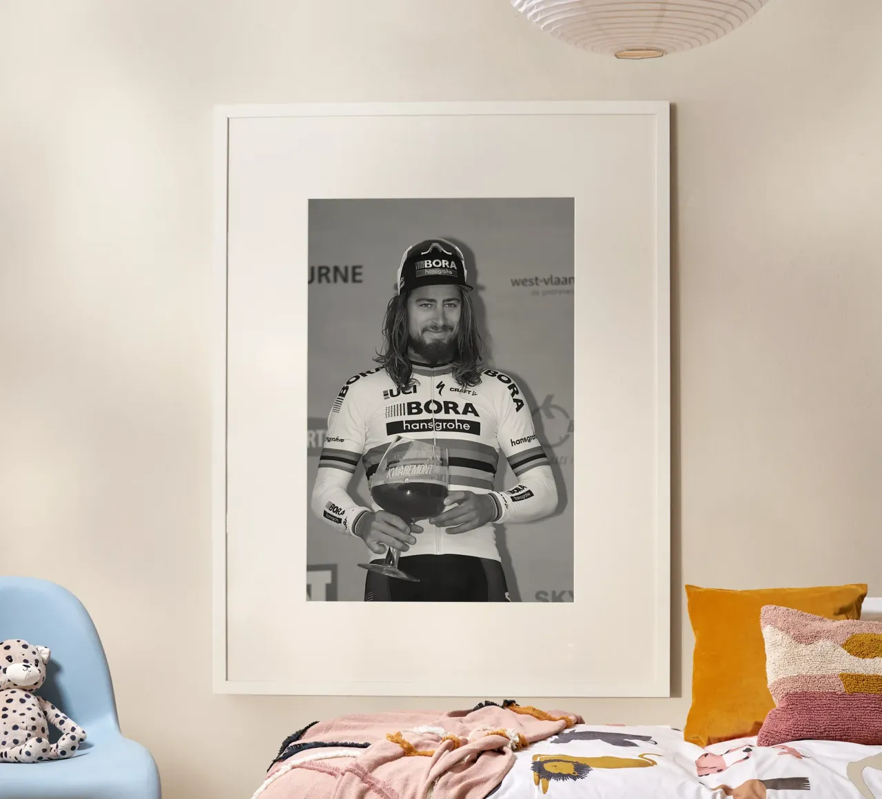 peter sagan con in mano il trofeo poster da addelia shope