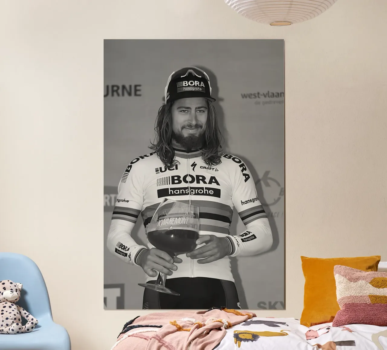 peter sagan con in mano il trofeo poster da addelia shope