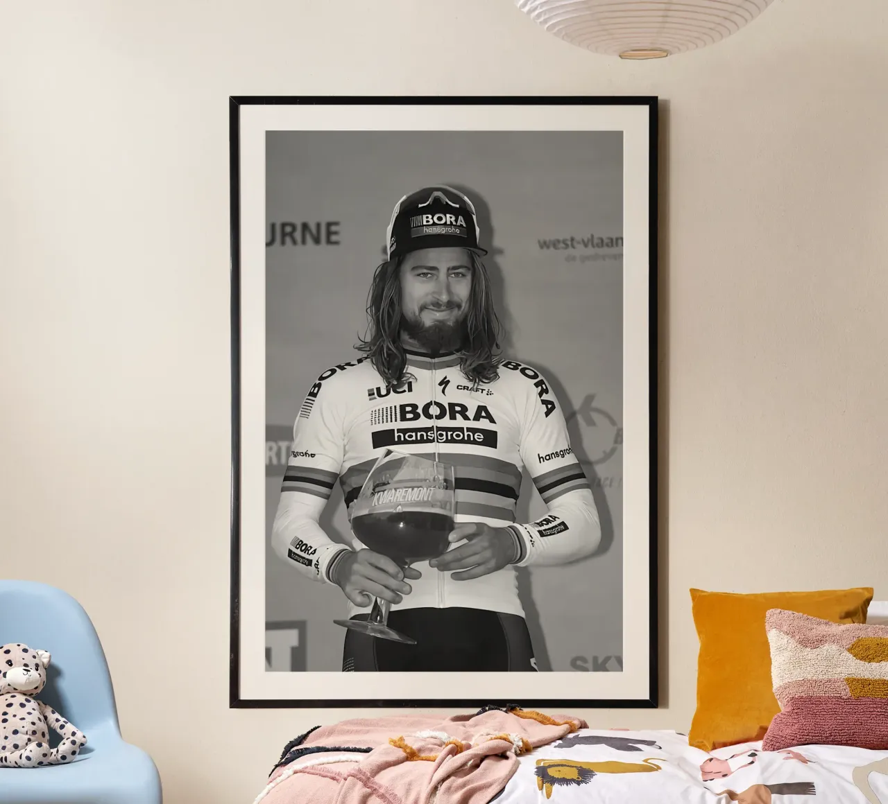 peter sagan con in mano il trofeo poster da addelia shope