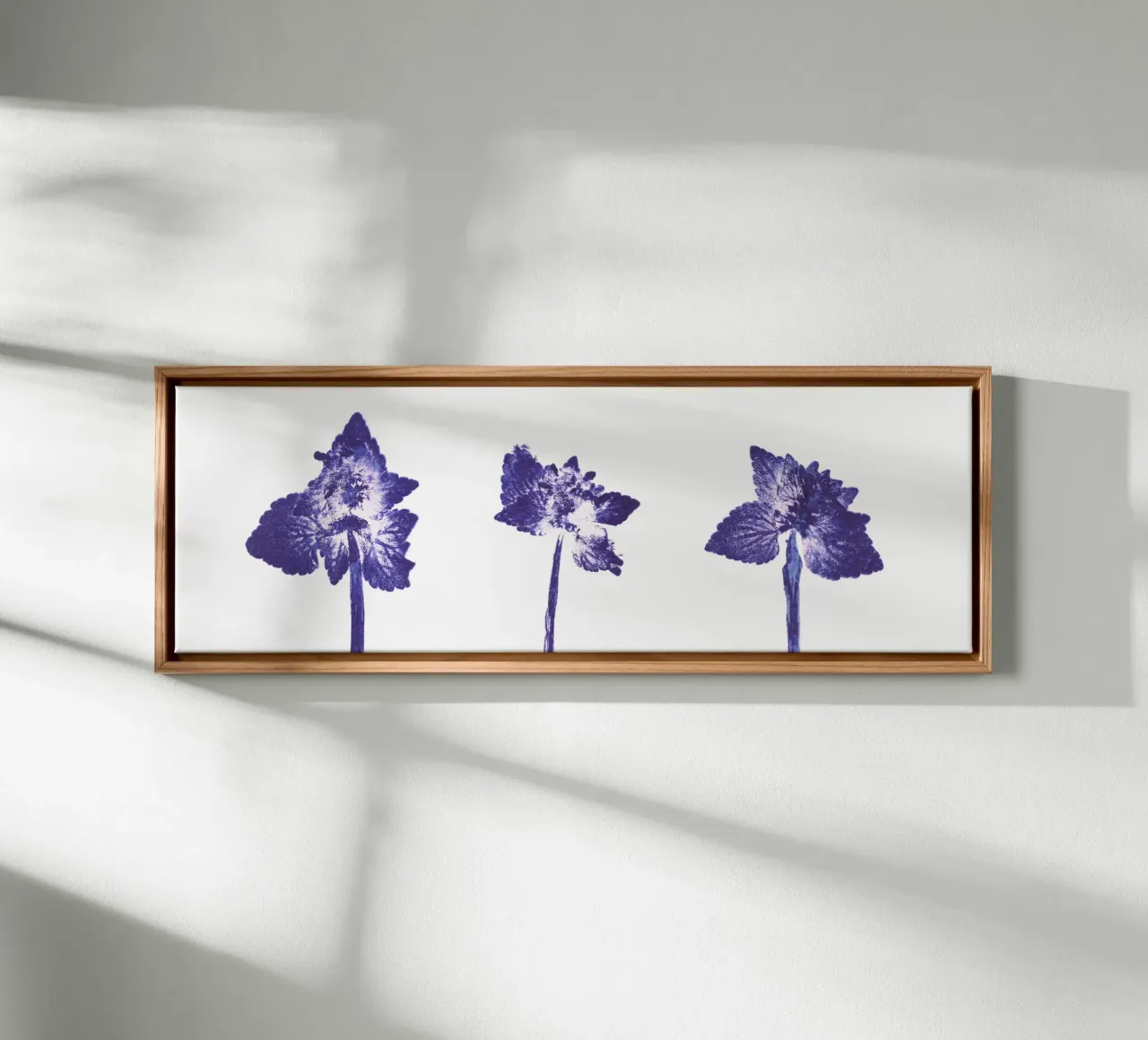 Impressioni botaniche | Lamium purpureum trio v1 tela con Cornice a cassetta da Ivona Maris