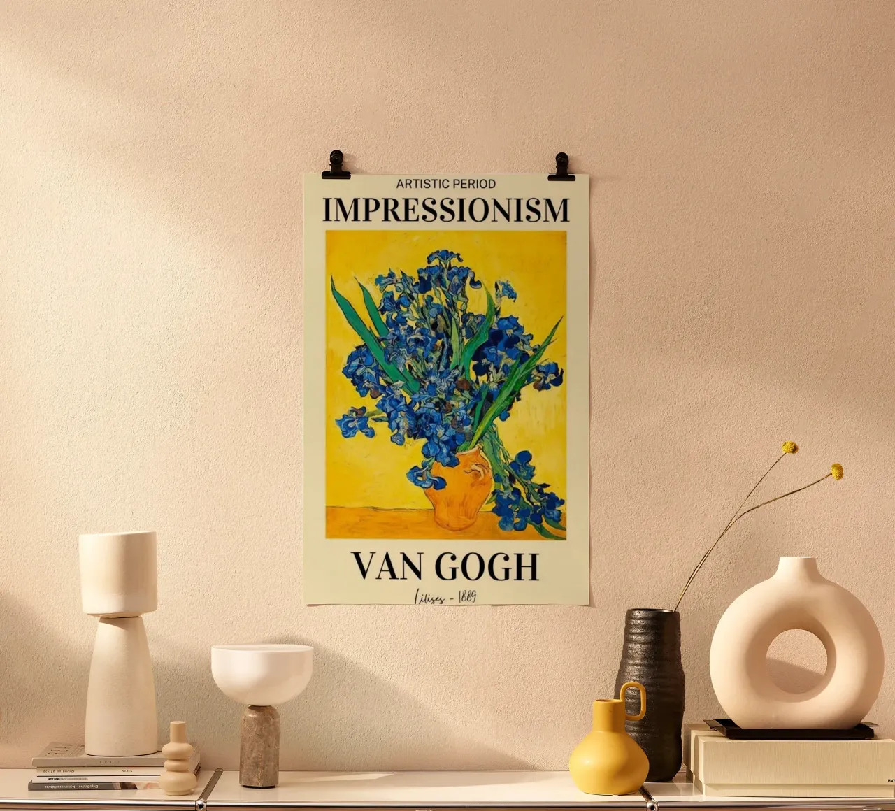 vaso con fiori di iris poster con telaio in plastica da Piper Shop Oke