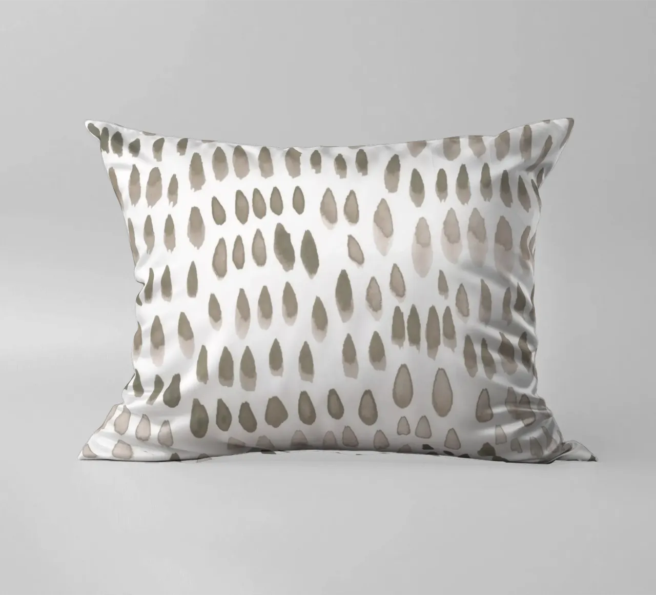 painted dots light brown cuscino da IRIS LEHNHARDT FINE ART