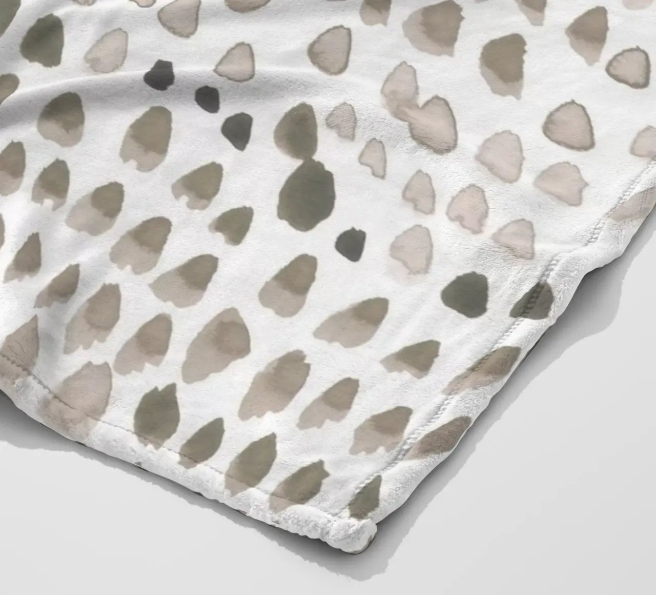 painted dots light brown coperta in pile da IRIS LEHNHARDT FINE ART