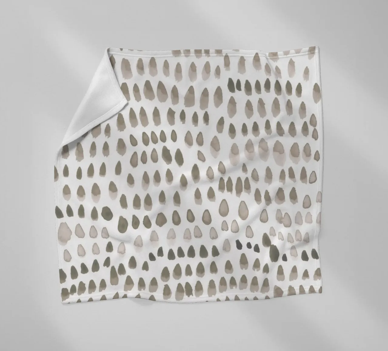 painted dots light brown coperta in pile da IRIS LEHNHARDT FINE ART