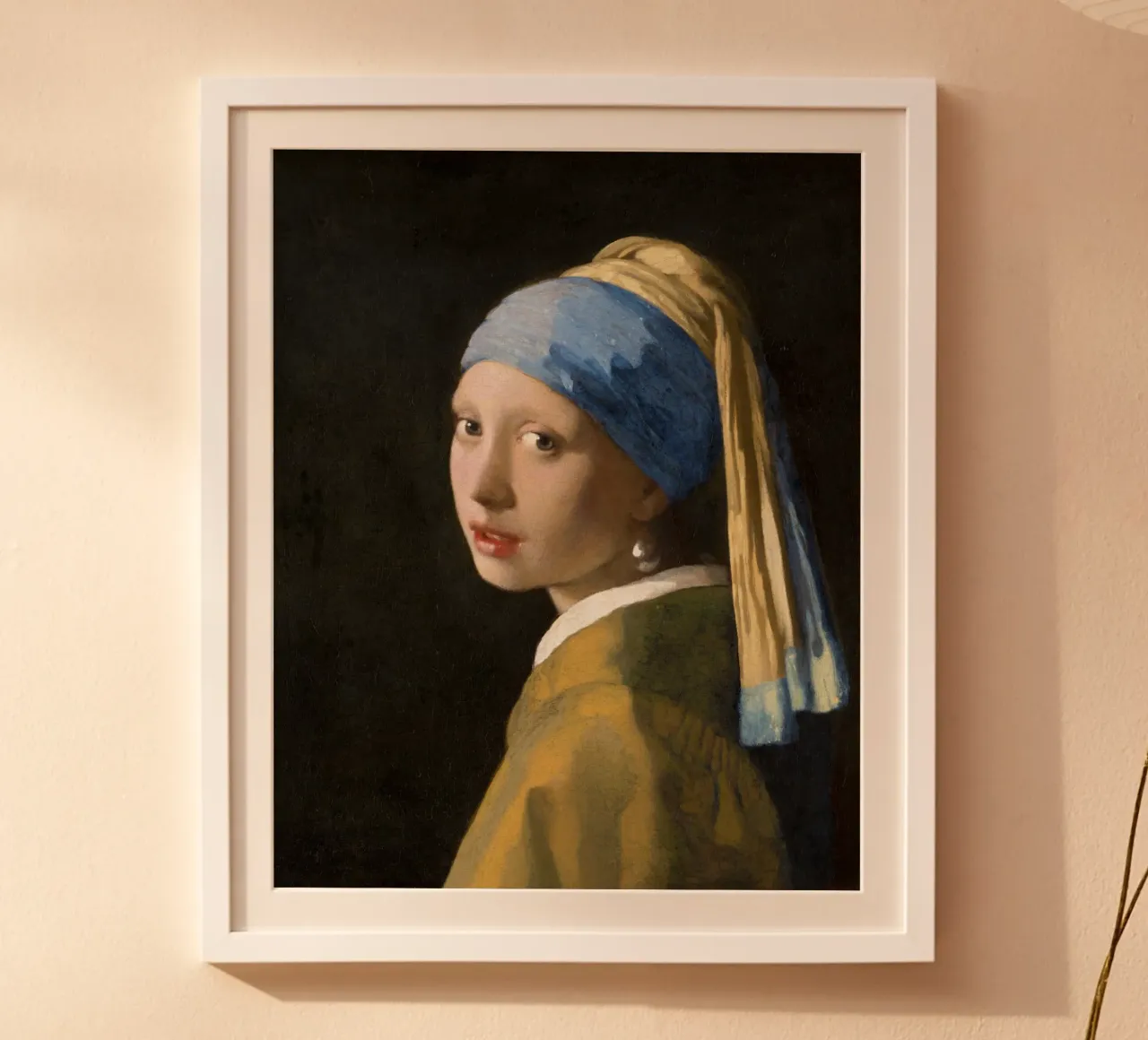 Das Mädchen mit dem Perlenohrring von Johannes Vermeer Poster mit Holzrahmen von Venus Art