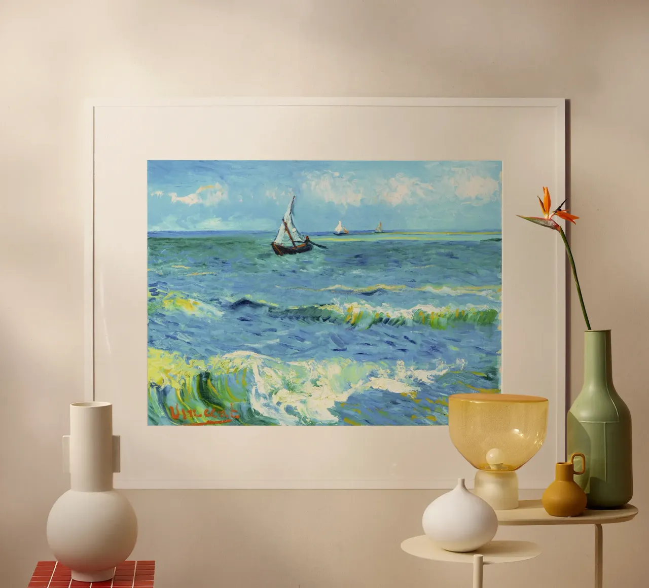 Barche da pesca sulla spiaggia di Les Saintes-Maries-de-la-Mer b poster con telaio in alluminio da Classic Art Prints