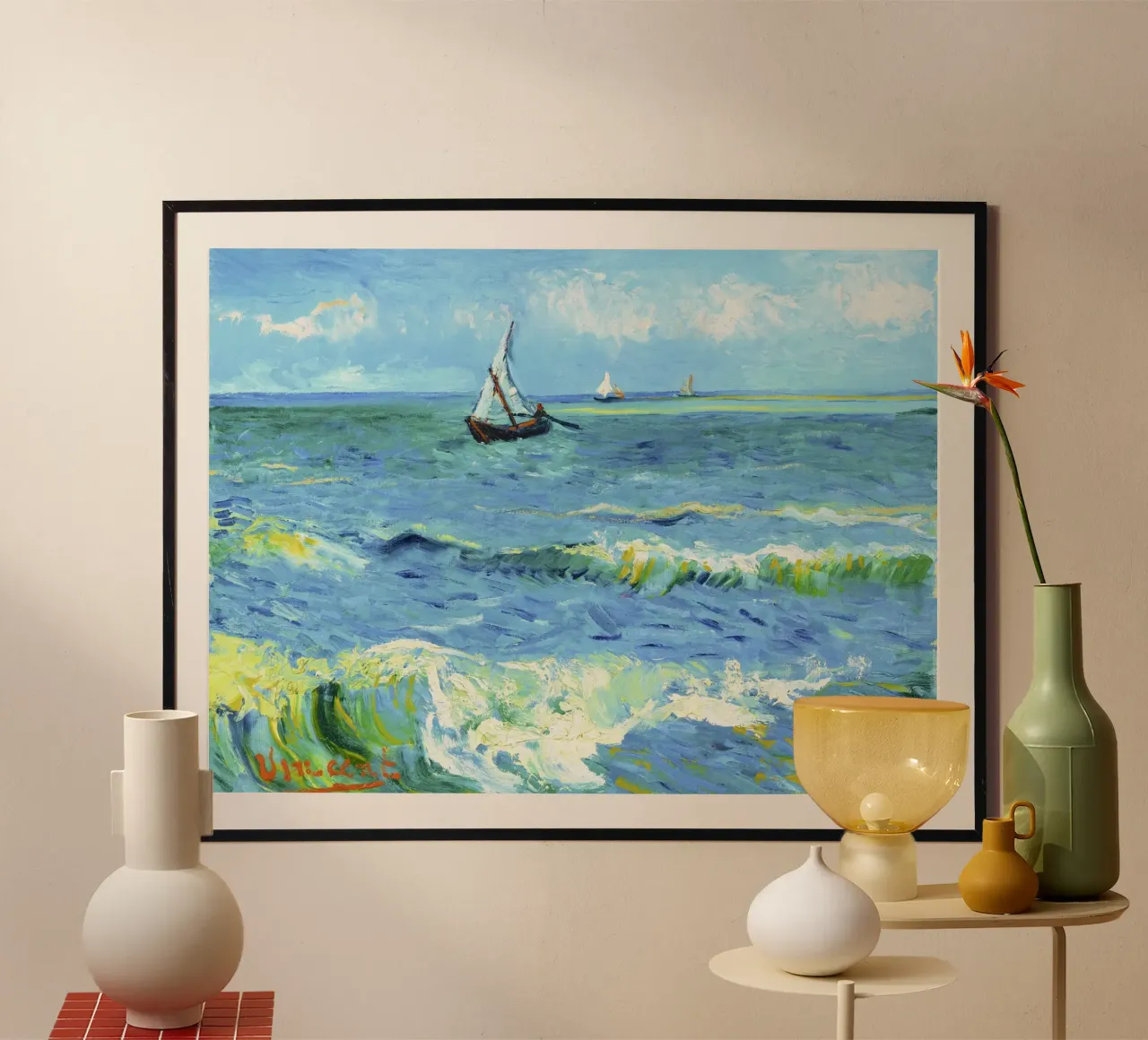Barche da pesca sulla spiaggia di Les Saintes-Maries-de-la-Mer b poster con telaio in alluminio da Classic Art Prints