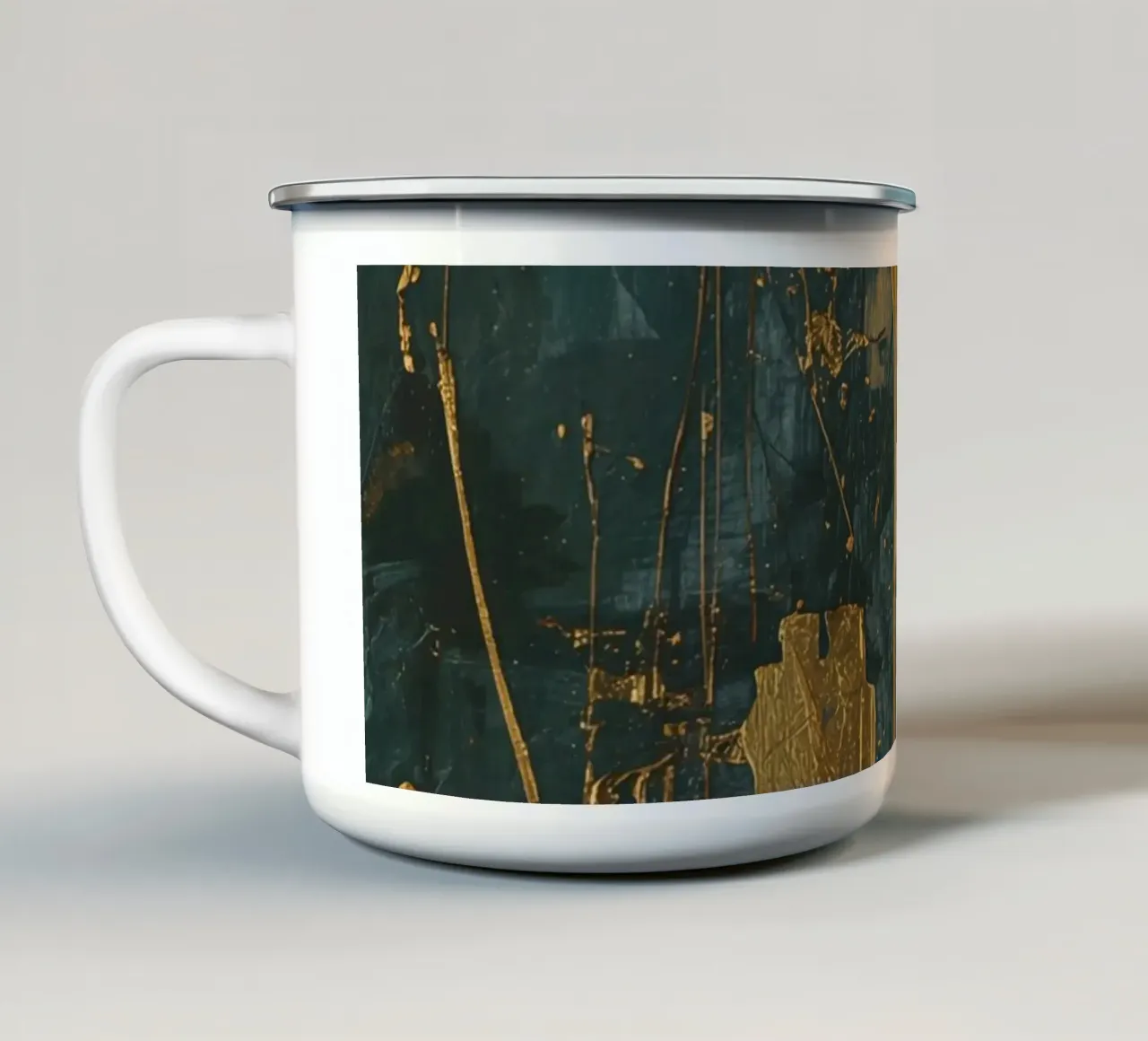 Pittura astratta con texture verde acqua e oro tazza in smalto da DesignDoodle