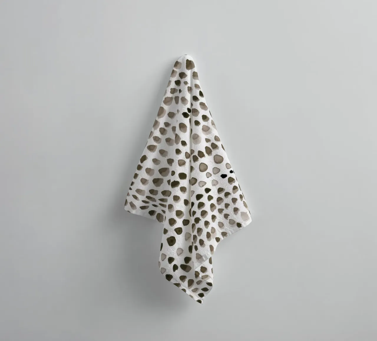 painted dots brown asciugamano da bagno da IRIS LEHNHARDT FINE ART