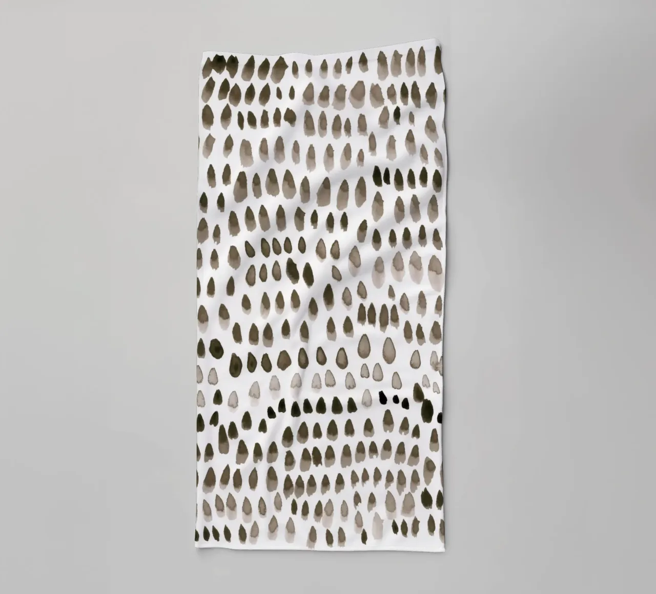 painted dots brown asciugamano da bagno da IRIS LEHNHARDT FINE ART