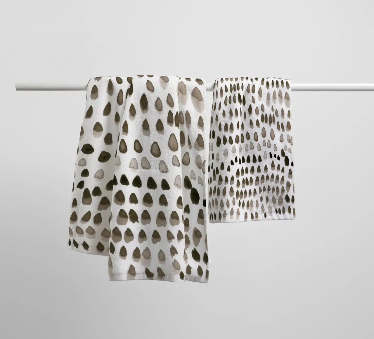 painted dots brown asciugamano da bagno da IRIS LEHNHARDT FINE ART