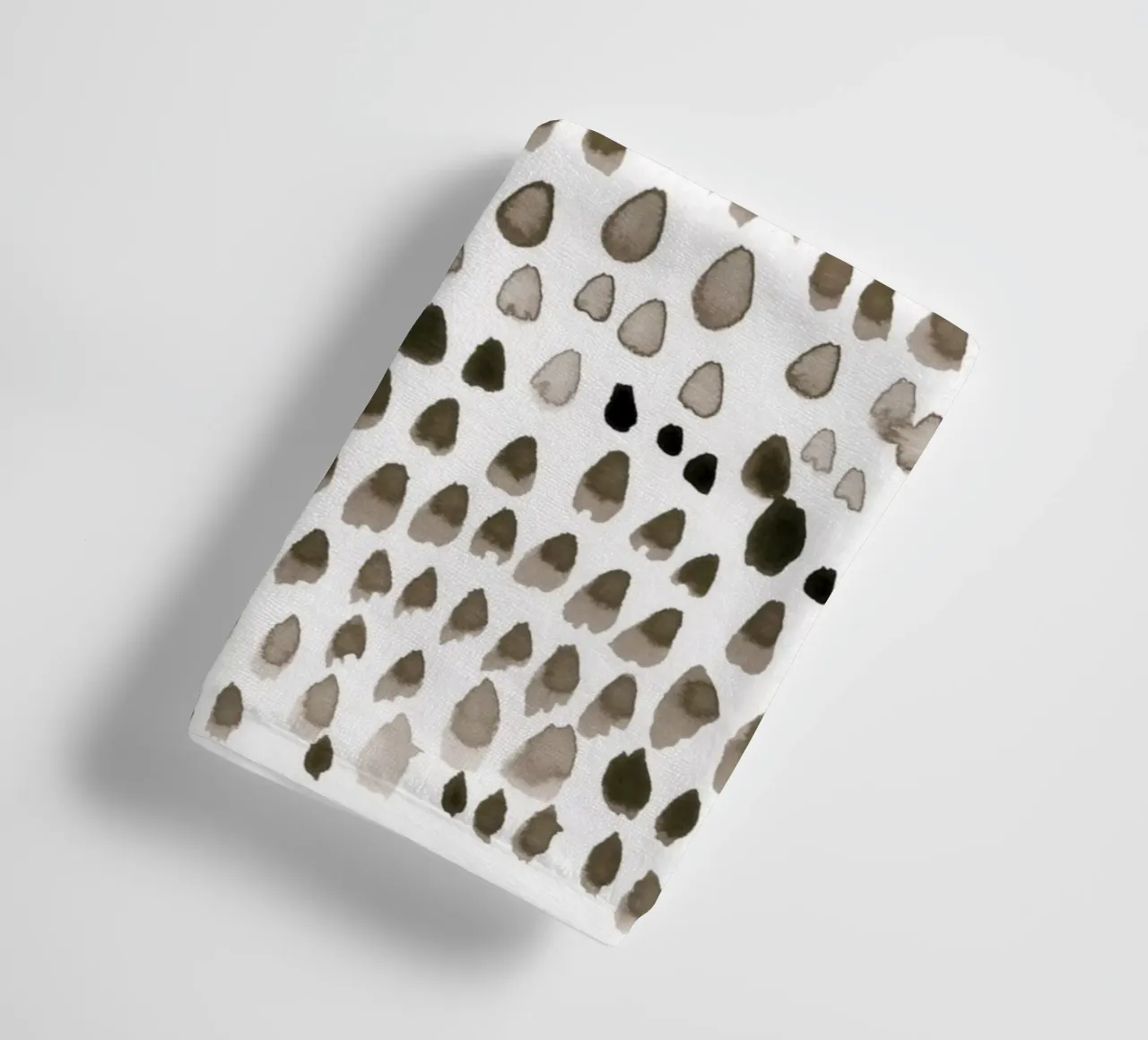 painted dots brown asciugamano da bagno da IRIS LEHNHARDT FINE ART