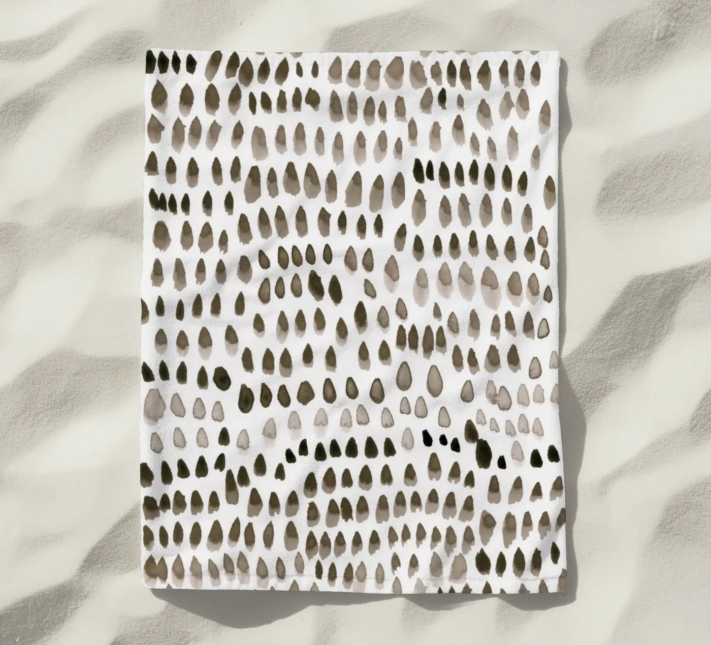 painted dots brown telo mare da IRIS LEHNHARDT FINE ART