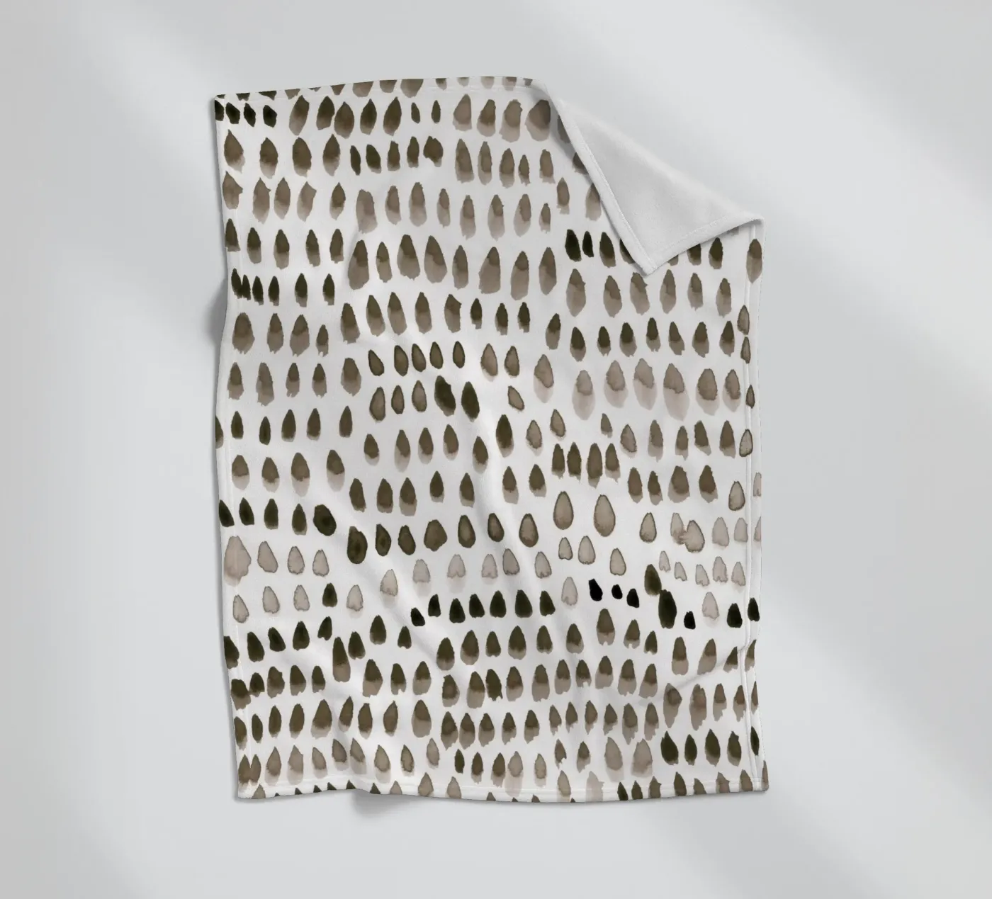 painted dots brown fleecedeken van IRIS LEHNHARDT FINE ART