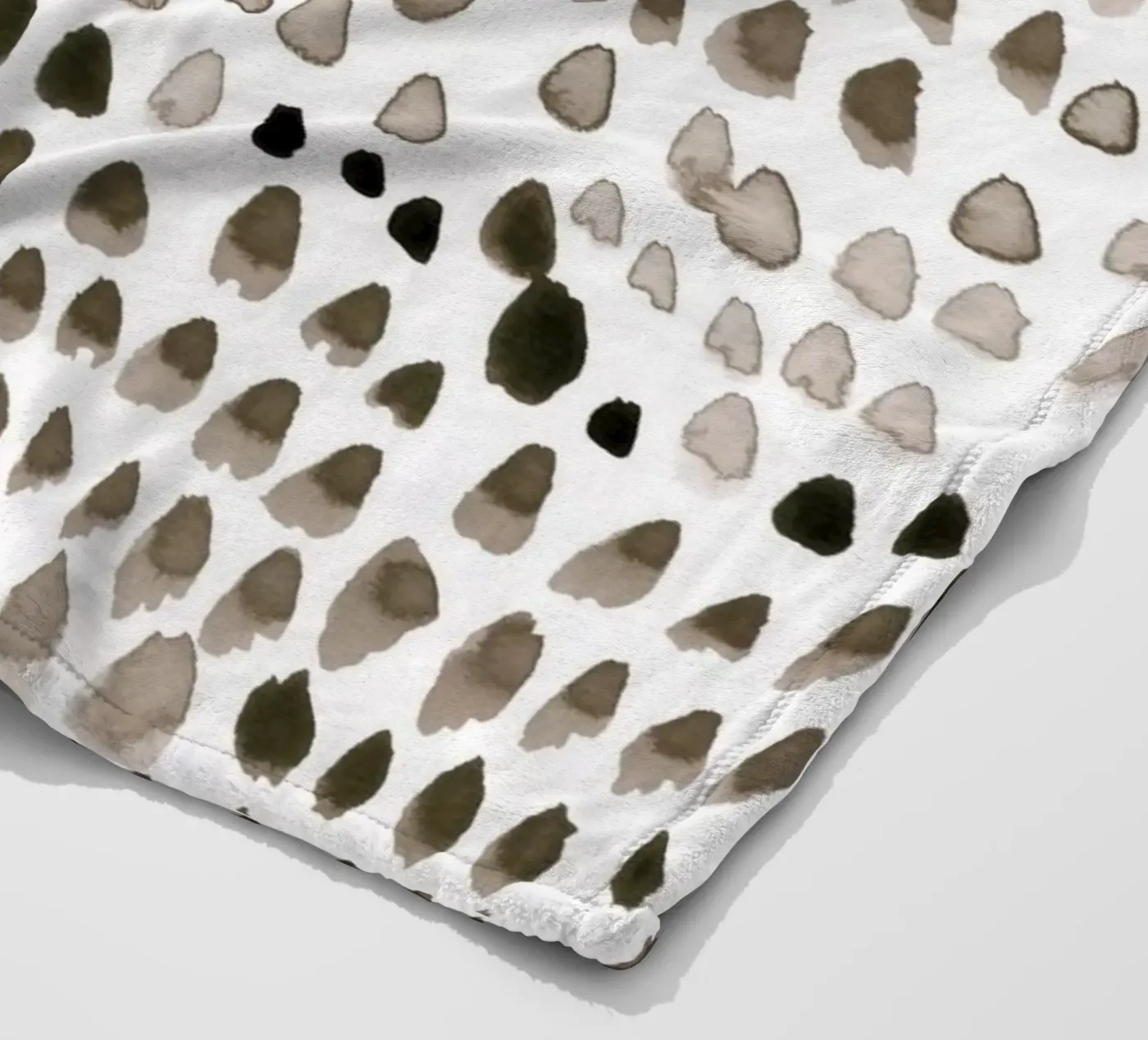 painted dots brown fleecedeken van IRIS LEHNHARDT FINE ART