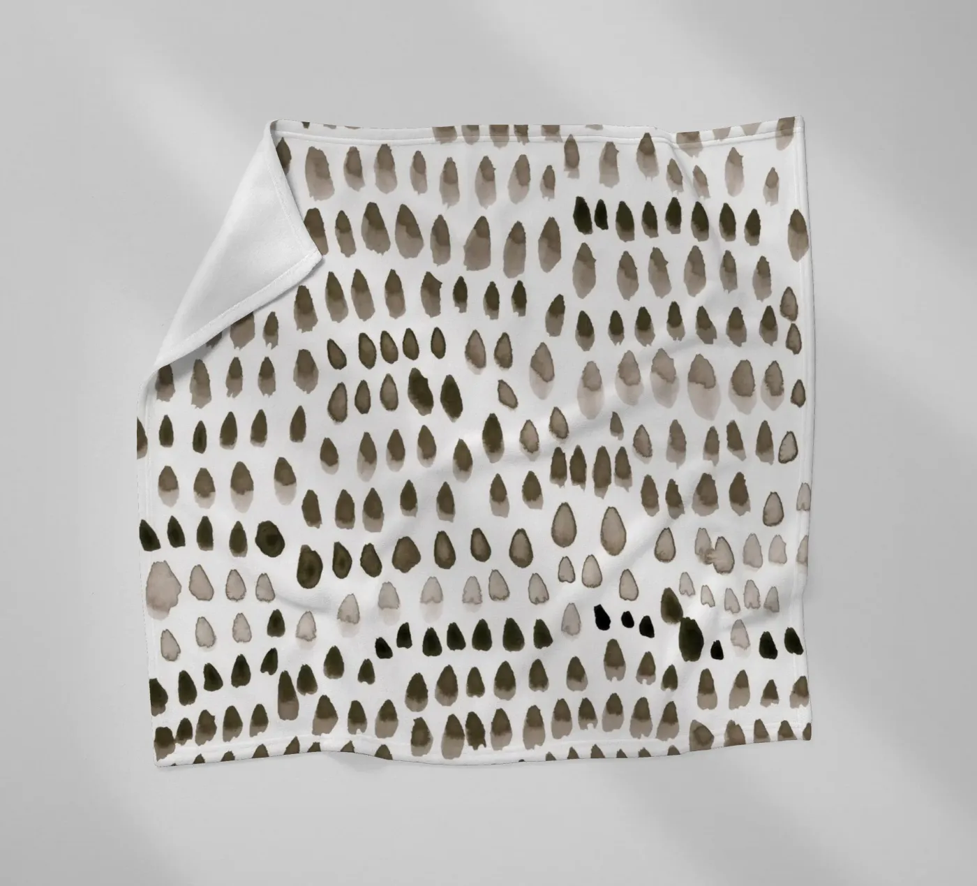 painted dots brown fleecedeken van IRIS LEHNHARDT FINE ART