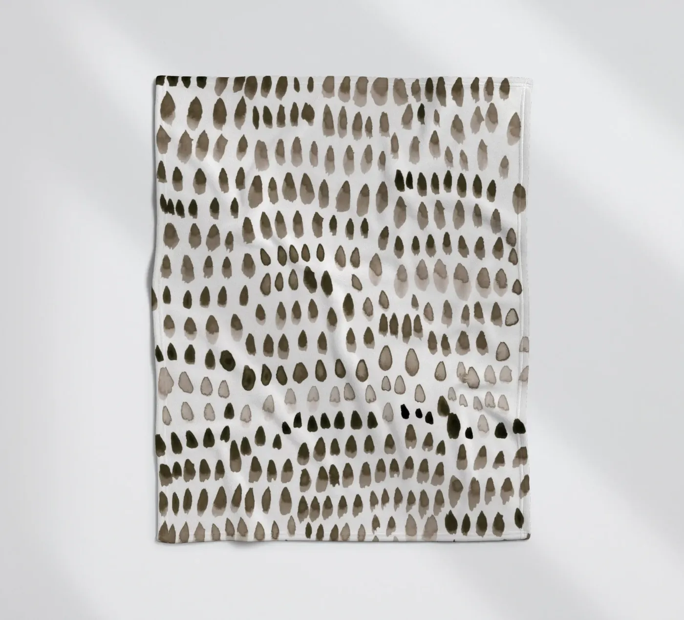 painted dots brown fleecedeken van IRIS LEHNHARDT FINE ART
