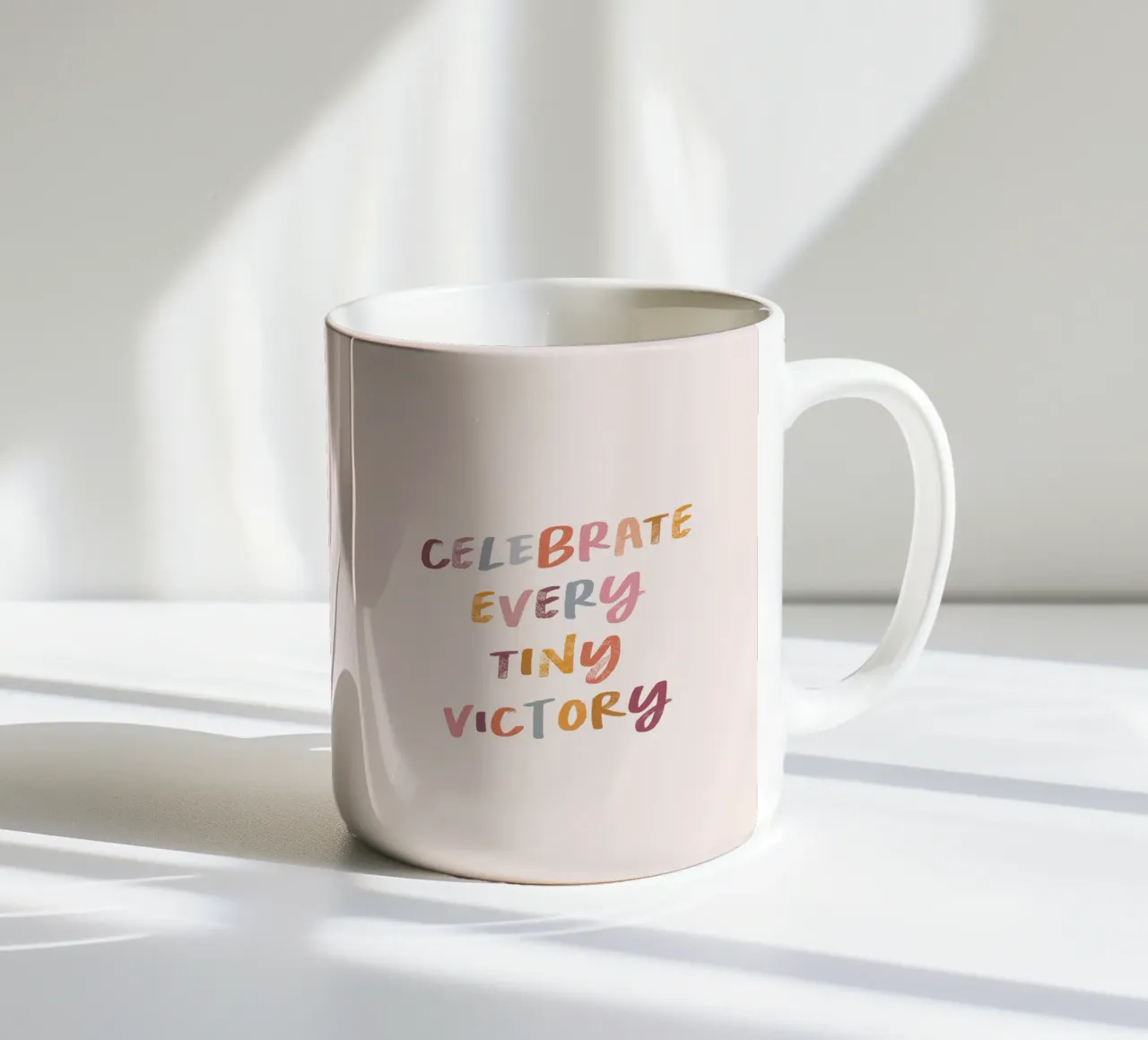 Festeggiare ogni piccola VITTORIA tazza in ceramica da dericktype