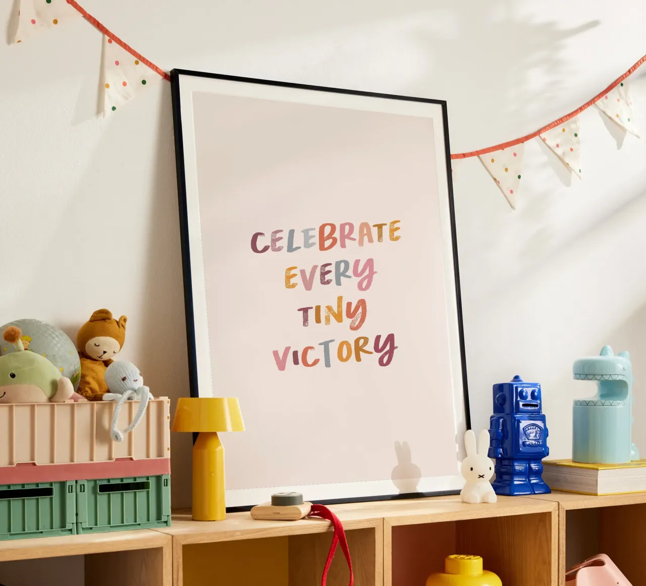Festeggiare ogni piccola VITTORIA poster con telaio in legno da dericktype