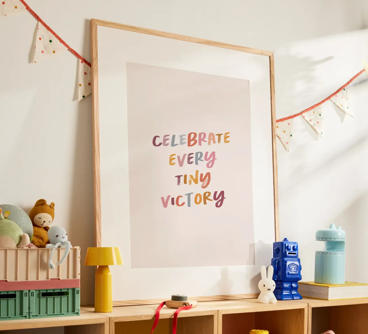 Festeggiare ogni piccola VITTORIA poster con telaio in legno da dericktype