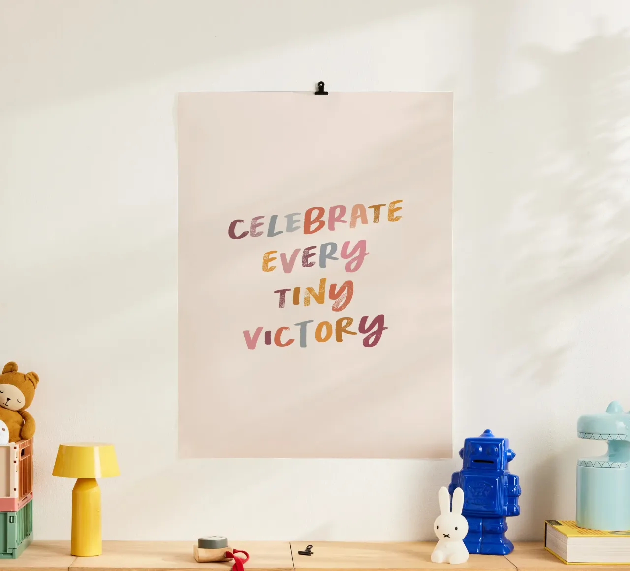 Festeggiare ogni piccola VITTORIA poster con telaio in legno da dericktype