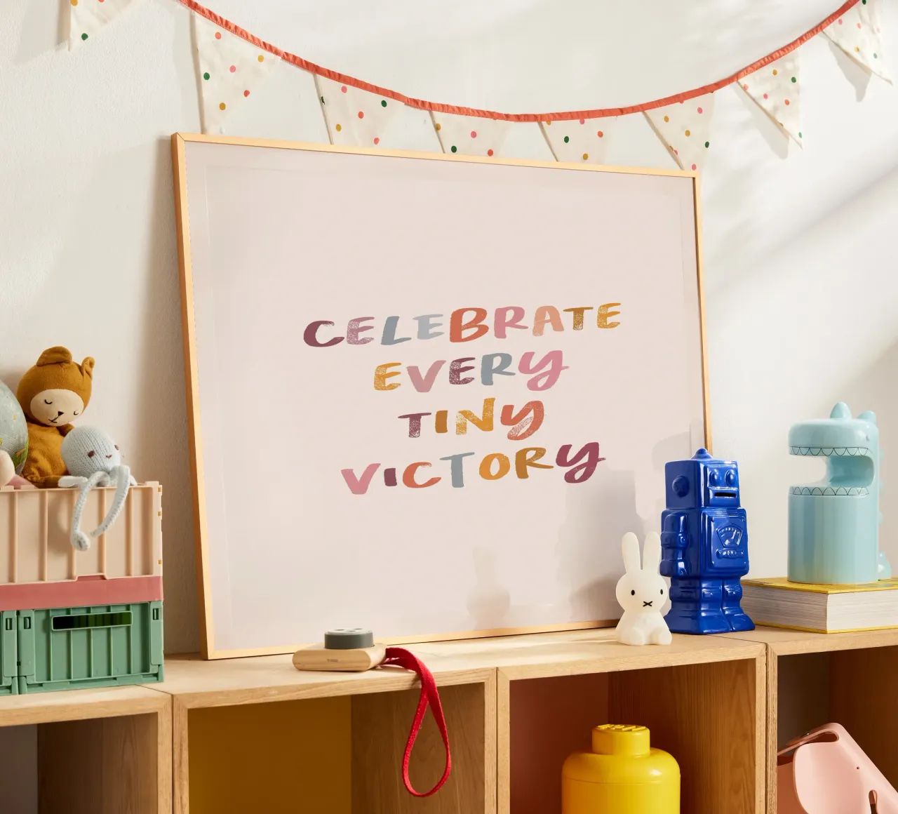 Festeggiare ogni piccola VITTORIA poster con telaio in legno da dericktype